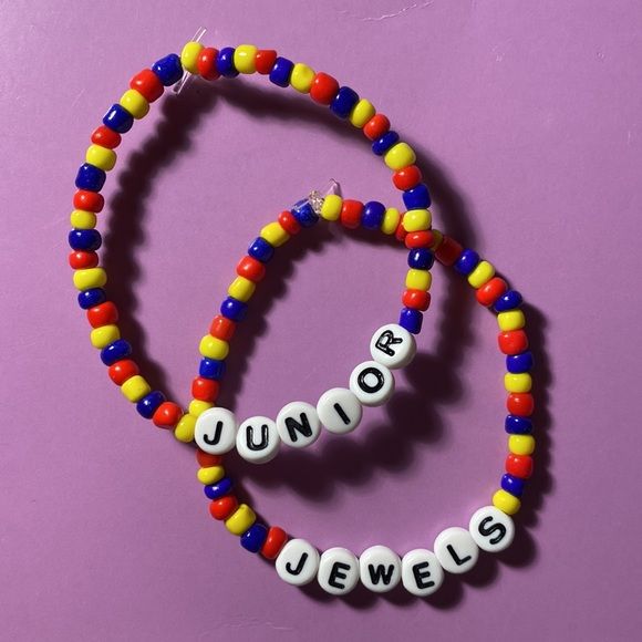 TAYLOR SWIFT BRACELETS So Make The Friendship Bracelets Taylor Swift, Taylor Swift Number Bracelets, Swifties Friendship Bracelet, Orange Taylor Swift Bracelet, Taylor Bracelets Ideas, Taylor Swift Duo Bracelets, Taylor Swift Bracelets Matching, Taylor Friendship Bracelet Funny, Taylor Bracelet Ideas Funny