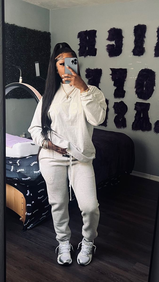 Black Girls Chill Outfits, Women Chill Outfits, Chill Fly Girl Outfits, Rainy Day Fits Black Women, Chill Outfit Black Women, Chill Cute Outfits Black Women, Columbia Jacket Outfit, Winter Fits Black Women, Asics Outfit Black Woman