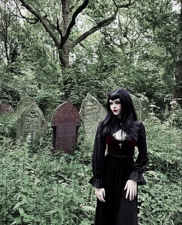 Trad Goth Photoshoot, Goth Victorian Outfits, Vampire Girl Outfit, Goth Senior Pictures, Macabre Outfit, Goth Photoshoot Ideas, Victorian Goth Outfits, Nyc Fashion Aesthetic, Goth Lifestyle