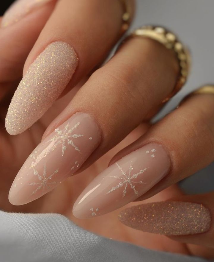 Wedding Nails Christmas, Christmas Nails Beige, Winter Bridal Nails, Holiday Neutral Nails, Soft Christmas Nails, Beige Christmas Nails, December 2024 Nails, Light Christmas Nails, Nude Christmas Nail Designs