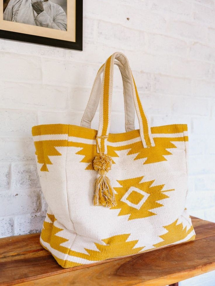 Our KELIM beach bag in a boho look is your perfect beach companion, woven in a beautiful white and yellow kilim design. This bag combines style with functionality and is an expression of sustainable fashion. Product description: - Material: 100% high quality cotton - Design: Boho chic with a striking white and yellow kilim pattern - Functionality: Spacious main compartment with magnetic button closure - Extra: Practical inside pocket with zipper for valuables - Manufacturing: Handmade under Tair Culture Of India, Yellow Shoulder Bag, Boho Accessories, Scarf Poncho, Blog Instagram, Large Handbags, Mint Blue, Decorative Blankets, Boho Look