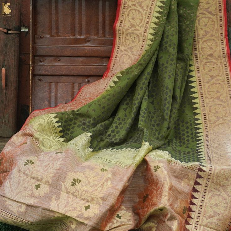 Khinkhwab brings to you this ensemble to add a traditional appeal to your summer style. This Handloom Banarasi Silk saree piece is sure to do just the work with its rich, sophisticated allure while keeping the things comfortable to make for an all-weather attire. Traditional Green Slub Silk Pre-draped Saree, Designer Handloom Unstitched Saree, Traditional Green Handloom Dupatta, Traditional Green Cotton Silk Saree, Festive Pre-draped Saree In Cotton Silk With Traditional Patterns, Semi-stitched Slub Silk Saree With Zari Weaving, Semi-stitched Slub Silk Traditional Wear, Festive Green Anarkali Set With Zari Weaving, Cotton Silk Salwar Kameez For Traditional Ceremonies