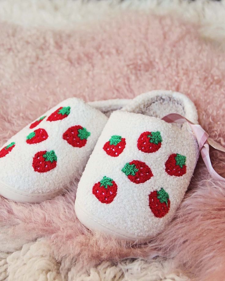 A cozy teddy outer adorns these darling strawberry slippers. Designed with a soft inner lining, padded footbed, and an anti-slip sole. The perfect gift for yourself or someone special. Color: Taupe & White Small fits a women's shoe size 5-7 Medium fits a women's shoe size 7.5-9 Large fits a women's shoe size 9.5-10.5 Strawberry Slippers, Luxury Slippers, Fluffy Slippers, Bedroom Slippers, Winter Shoes For Women, Fuzzy Slippers, Cute Strawberry, Fruit Print, Shoe Covers