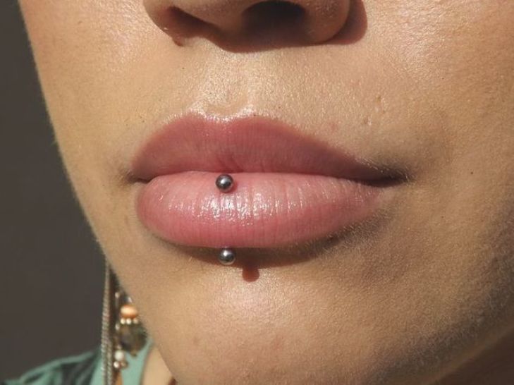 I very much want this piercingVertical lebretlebret Piercing Vertical Middle Lip Piercing, Labret Vertical, Vertical Labret Piercing, Mouth Piercings, Vertical Labret, Piercing Labret, Lip Piercings, Labret Jewelry, Face Piercings