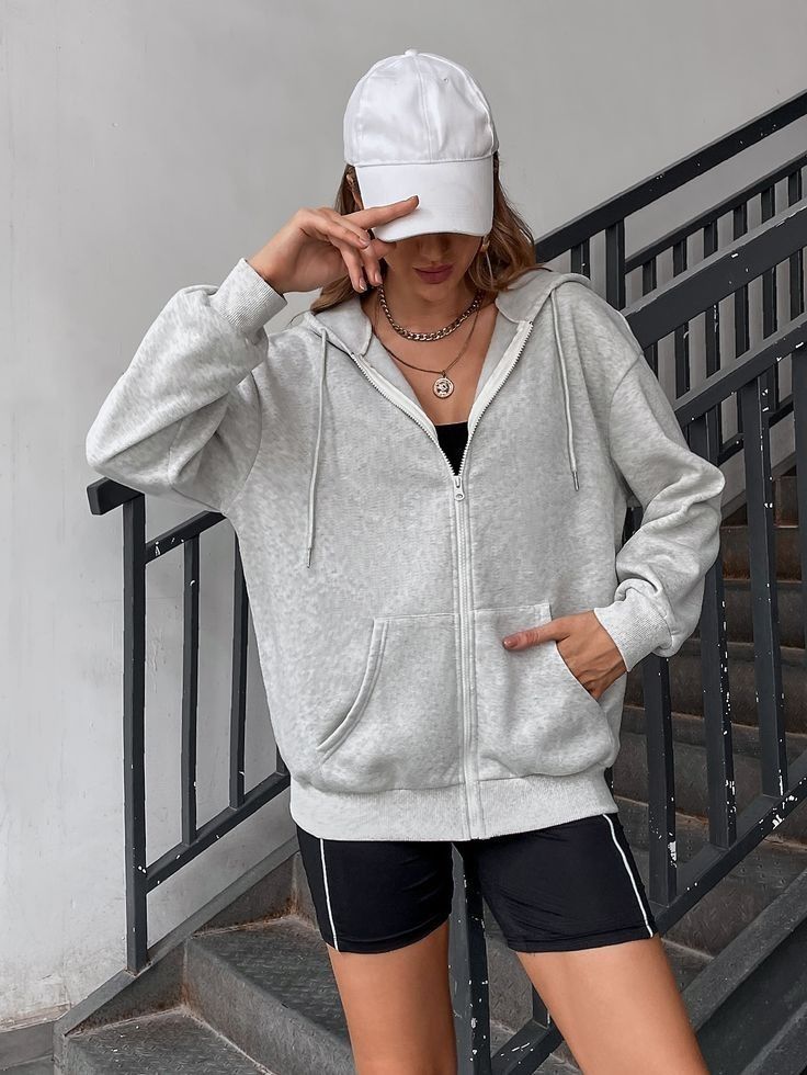 Grey Sweater Zip Up, Grey Jacket Outfit, Clothes Style Ideas, Zipper Outfit, Grey Zip Up Hoodie, Gray Hoodies, Outfit Oversize, Clothing Staples, Thrift Inspo