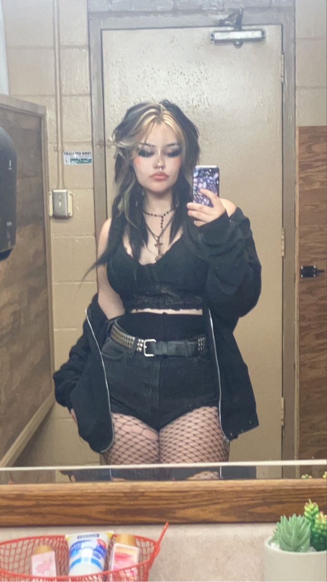 Goth Grunge Outfits Plus Size, Thick Egirl Outfit, Egirl Aesthetic Outfits For School Plus Size, Goth Winter Outfits Plus Size, Hot Edgy Outfits, Thick Emo Goth, Winter Egirl Outfits, Egirl Outfits Plus Size, Alt Outfits Women