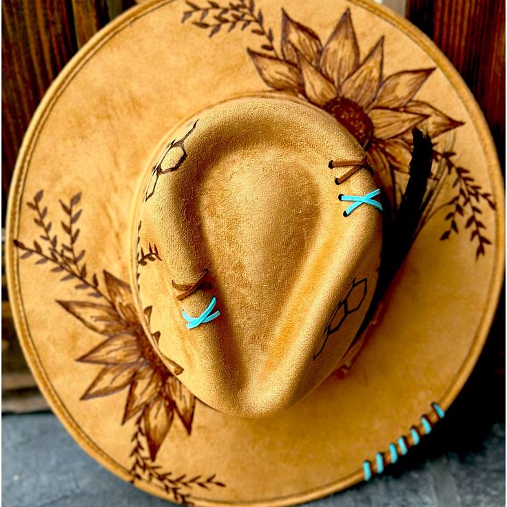 This Sunflowers & Honeycomb Boho Hat Is Beautifully Burned And One Of A Kind. This Vegan Suede Rancher Has An 9.5 Inch Brim And Fits Heads Between 56-58 Cm. Diy Leather Hat, Cowboy Hat Design, Custom Cowboy Hats, Hat Decor, Western Bedroom, Felt Cowboy Hats, Painted Hats, Rancher Hat, Beaded Hat