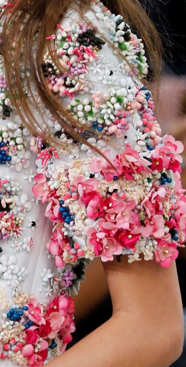 Chanel SS 2015 Details Floral Couture Dress, Beaded Floral Dress, Flower Fabric Texture, Flower Inspired Fashion, Chanel Embroidery, Embellishments Fashion, Fashion Details Inspiration, Chanel Details, Couture Embellishment