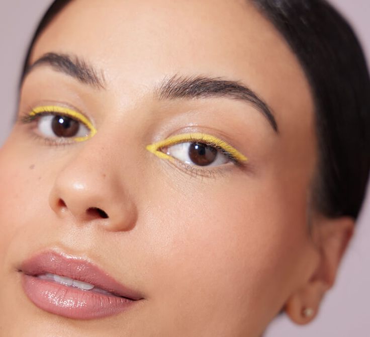 Minimal Eyeliner Look, Colourful Eyeliner, Gold Eyeliner, Pmd Beauty, Eyeliner Styles, Graphic Eyeliner, Juice Beauty, Colored Eyeliner, Colorful Eye Makeup