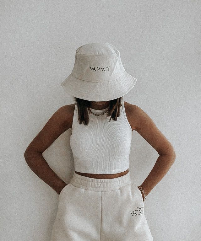 Bucket Hat Inspo Aesthetic, Styling Bucket Hats, Bucket Hat Photography, Bucket Hat Styling, Poses With Bucket Hat, White Bucket Hat Outfit Summer, Bucket Hat Poses, Bucket Hat Photoshoot Ideas, Outfits With Bucket Hats Summer