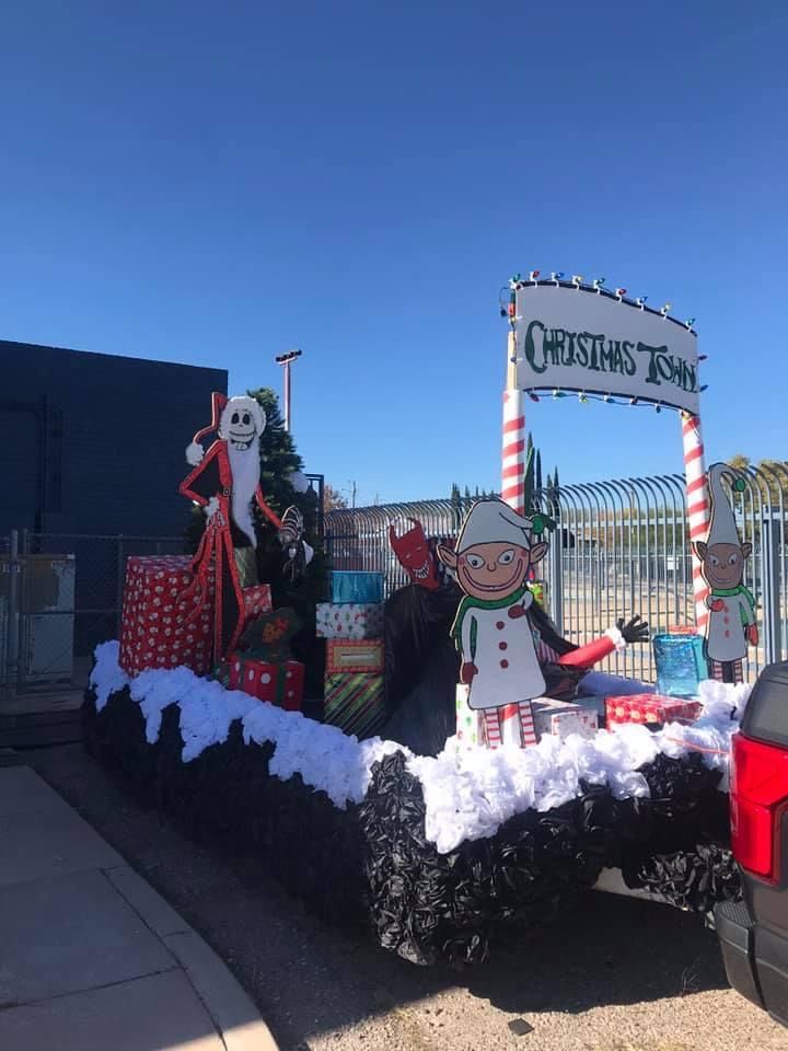 a christmas float is decorated with holiday decorations