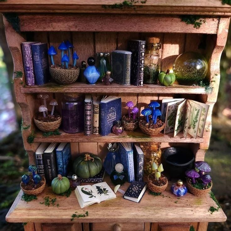 Miniature Magic Shop, Halloween Diorama Ideas, Witchy Miniatures, Witch Miniatures, Mini Apothecary, Harry Potter Miniatures, Witch Room, Witch Cottage, Haunted Dollhouse