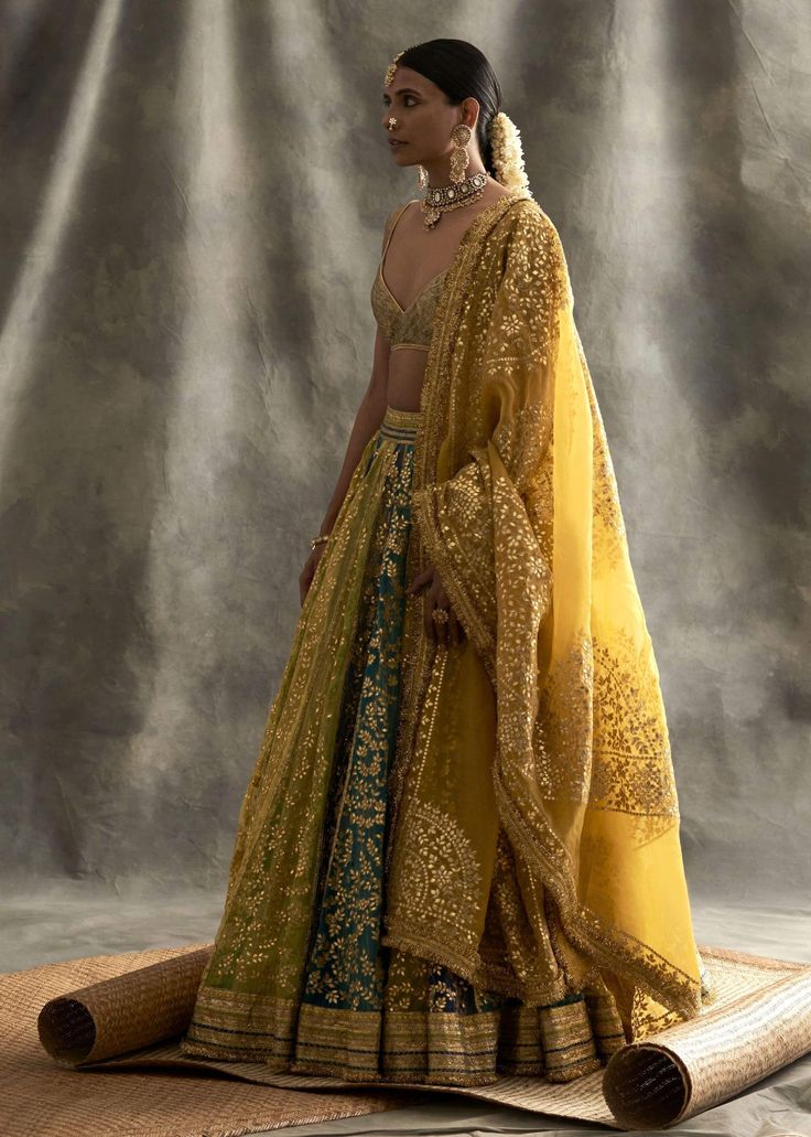 Orang India, Indian Fits, Organza Lehenga, Indian Outfits Lehenga, Desi Fits, Green Lehenga, Gaun Fashion, Desi Outfits, Traditional Indian Outfits