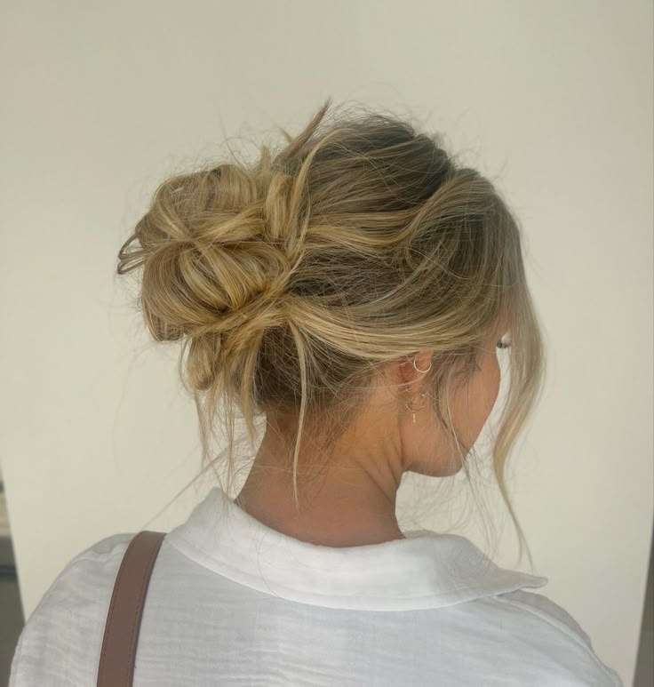 Up Do Wedding Guest Hair, Mid Messy Bun, Cute Curly Hairstyles For School, Hair Updos Easy, Updos Easy, Curly Hairstyles For School, Cute Curly Hairstyles, Hair Stylies, Updo Hairstyles