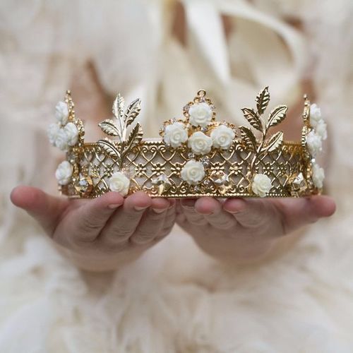 Pretty Things. Crown Aesthetic, Royal Core, Logam Mulia, Margaery Tyrell, Yennefer Of Vengerberg, Royalty Aesthetic, Royal Aesthetic, Gold Aesthetic, Red Queen