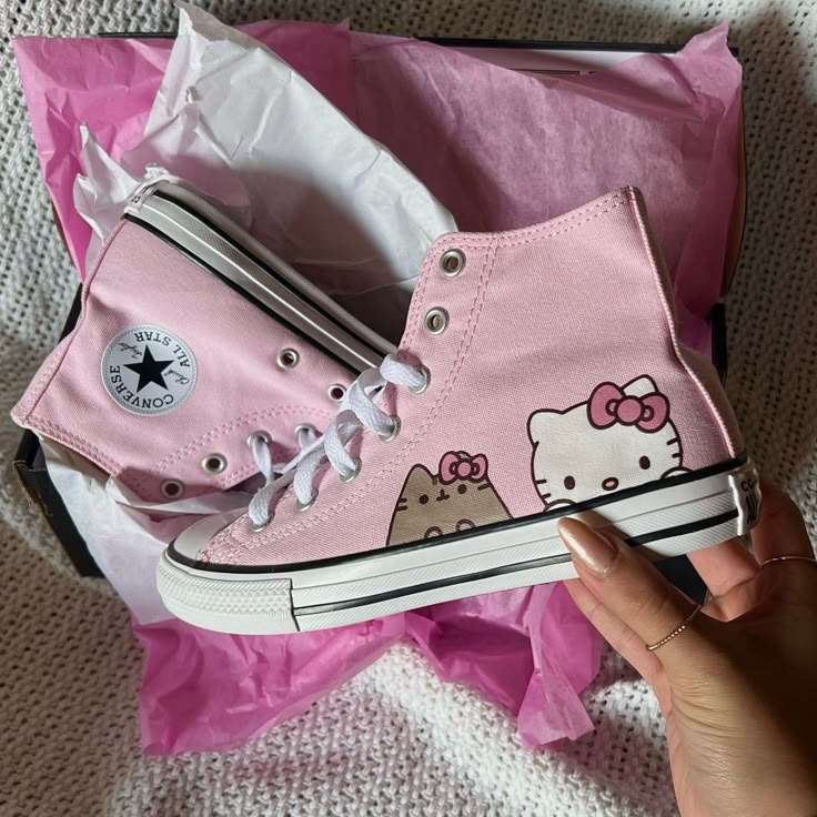 New In The Box Never Worn Perfect Condition Baby Pink Color Price Firm! No Offers Or Trades Accepted. Hello Kitty Converse, Hello Kitty Outfit, Images Hello Kitty, Cute Converse, Hello Kitty Shoes, Baby Pink Color, Kitty Clothes, Hello Kitty Clothes, Dr Shoes