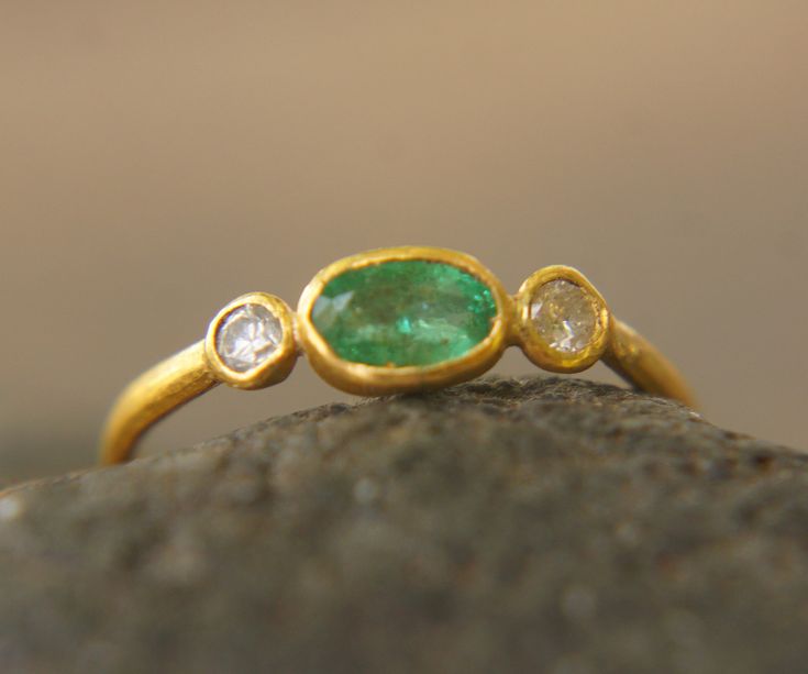 24k diamond ring//artisan emerald ring//emerald 24k ring//engagement earrings//24k gold ring//24k gold diamond emerald ring//gold emerald A new collection was born today. I really love my new rings. stones are: Diamonds SI 2.5 mm (2 stones) 6X4 mm emerald I used 24k gold for the setting and 22k for the rest of the wire ring (1.4 mm) I have done matching studs, and I can make a matching pendant/bracelet. with any custom order you desire. the feel and the color combination with the diamonds and em Elegant 22k Gold Emerald Ring, Elegant 22k Gold Green Ring, Elegant Green 22k Gold Rings, Rings Stones, Diamond Emerald Ring, Boho Engagement Ring, Smaragd Ring, Abstract Jewelry, Engagement Earrings