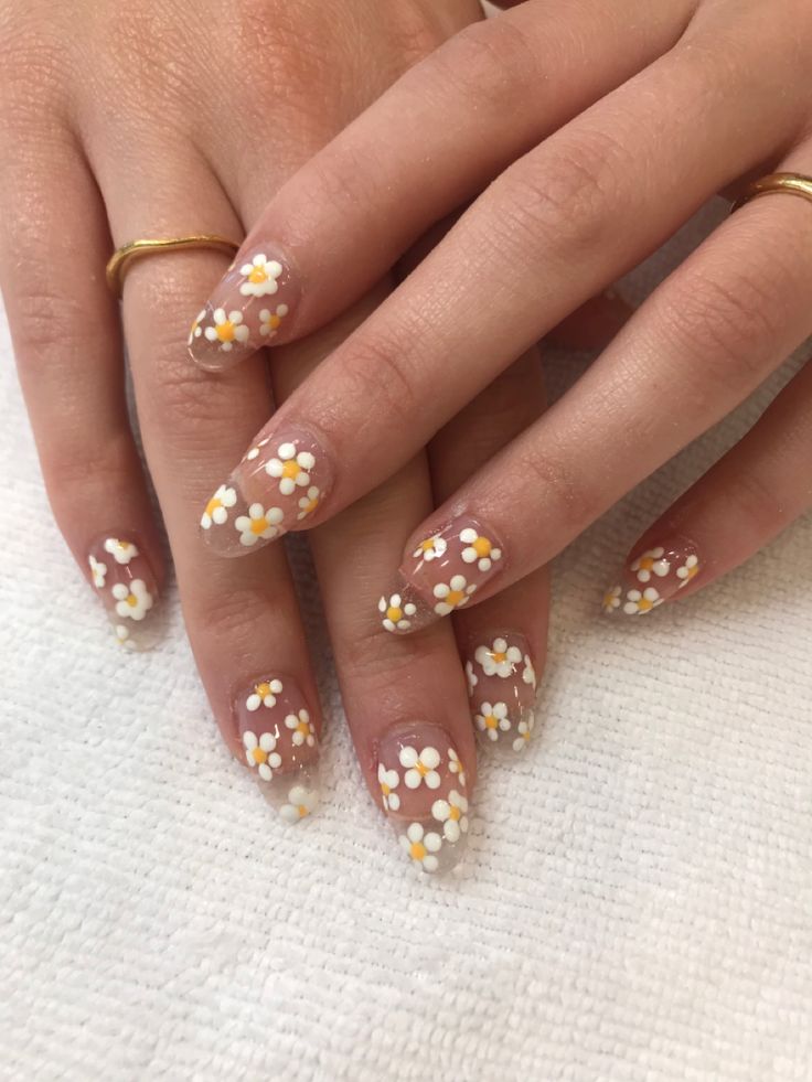 Daisy Flower Nail Art, White Flower Nails Design, Daisies On Nails, Nails With Daisy Flower, White Daisy Nails, Dainty Flower Nails, Daisy Nails Design, Nude Flower Nails, Daisy Flower Nails