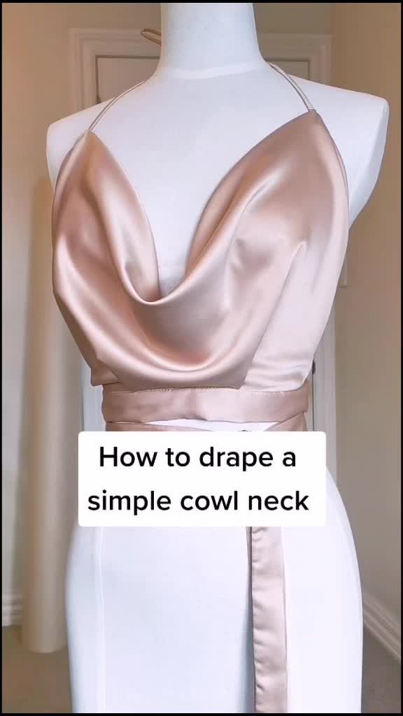 a dress on a mannequin with the words how to draw a simple cow neck