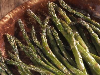 asparagus on a plate ready to be cooked in the oven or served for dinner