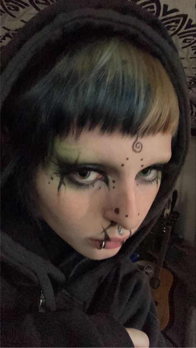 Whimsigoth Makeup Aesthetic, Funky Eyeliner Looks, Rune Makeup, Whimsigoth Makeup, Dot Makeup, Artsy Makeup, Funky Makeup, Happy Makeup, Indie Makeup