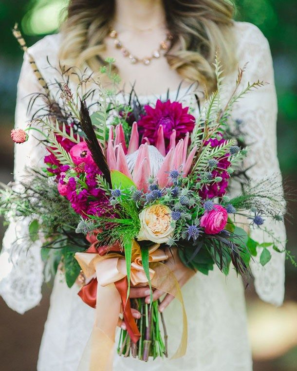 a woman holding a bouquet of flowers on top of her chest with the caption boquett da sposa 2011 pagina's foto gallery do