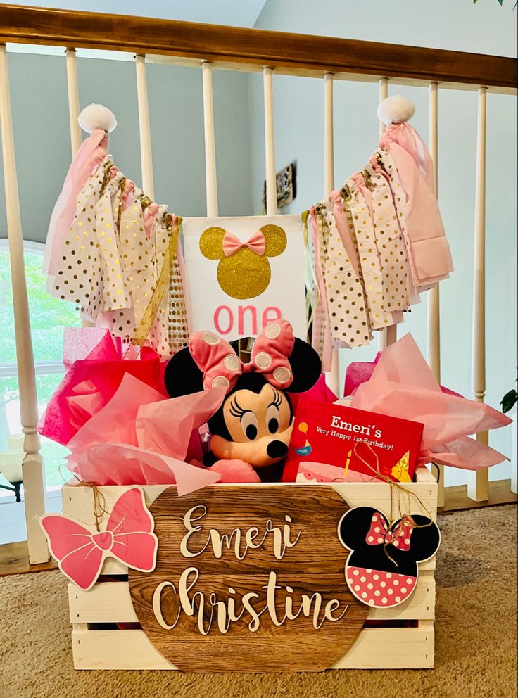 Birthday crate: 1st Birthday Minnie Mouse. Birthday Crate Gift Ideas, First Birthday Gift Basket, 1st Birthday Gift Basket, Birthday Gift Basket, Baby Shower Gift Box, Girl Gift Baskets, Gift Crates, Crate Ideas, Birthday Basket