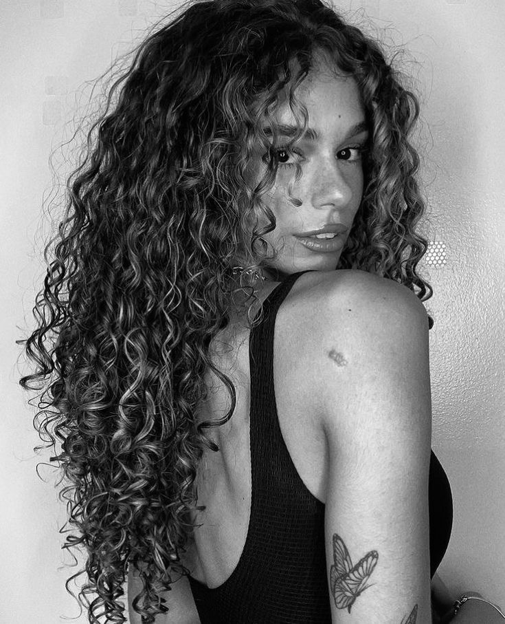 Long Layered Curly Hair, Woman With Tattoos, Long Curly Haircuts, Dyed Curly Hair, Natural Curly Hair Cuts, Highlights Curly Hair, Layered Curly Hair, Brown Curly Hair, Curly Hair Photos