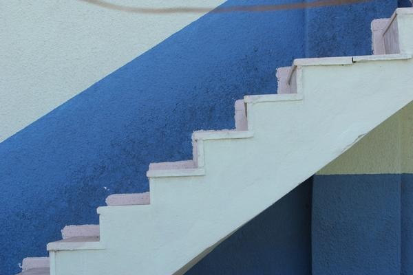 the stairs are painted blue and white