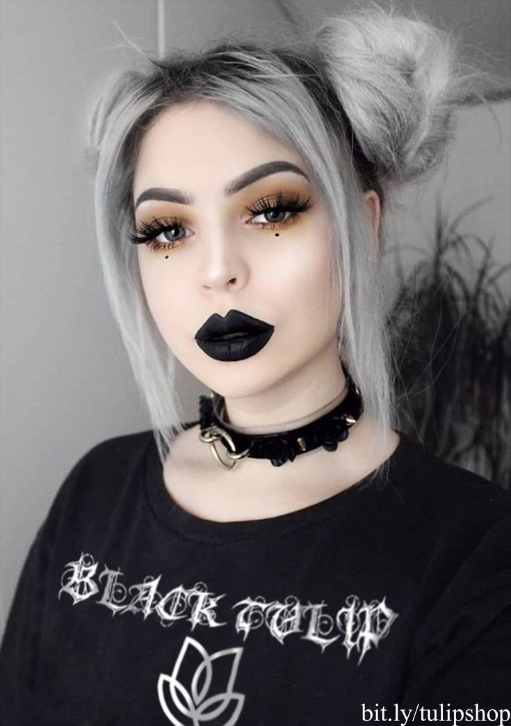 Cute Goth Hairstyles, Fete Emo, Goth Hairstyles, Oblong Face Shape, Halloweenský Makeup, Tattoo Music, Gothic Hairstyles, Cute Goth, Smink Inspiration