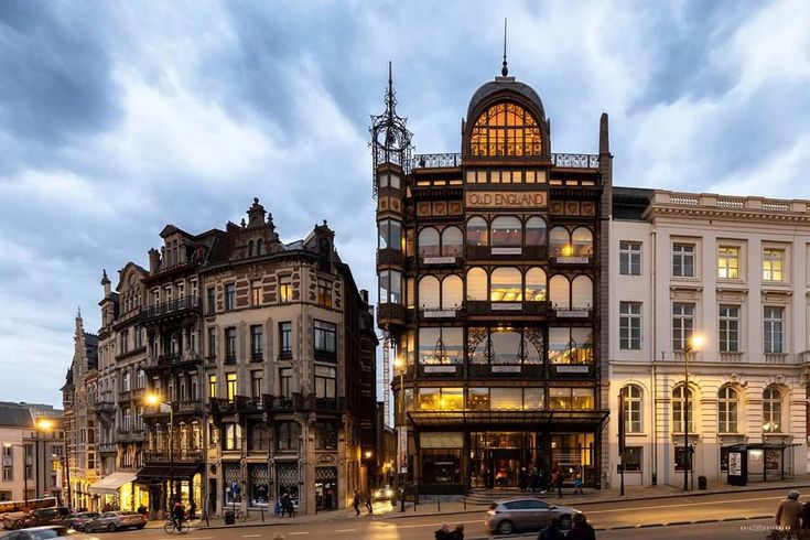 an old building is lit up in the evening