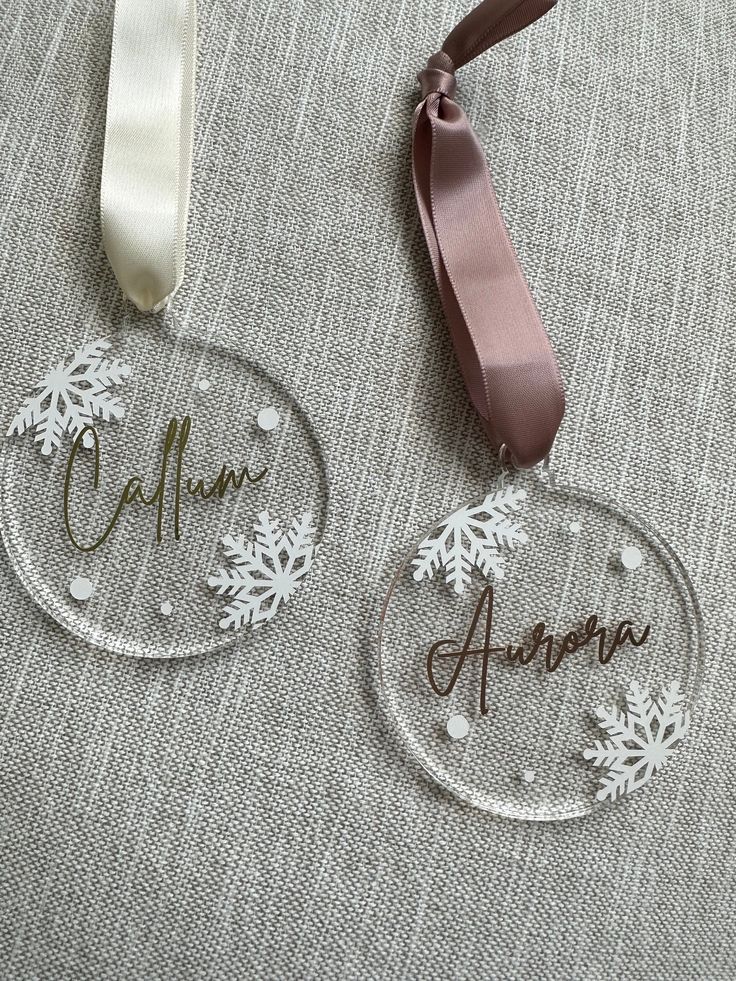 Merry Christmas Acrylic Ornaments, Custom Acrylic Christmas Ornaments, Cricut Xmas Gifts, Personalized Acrylic Christmas Ornaments, Cricut Name Ornaments, Acrylic Name Ornaments Diy, Personalized Name Ornaments, Crichton Christmas Gifts, White Acrylic Ornaments