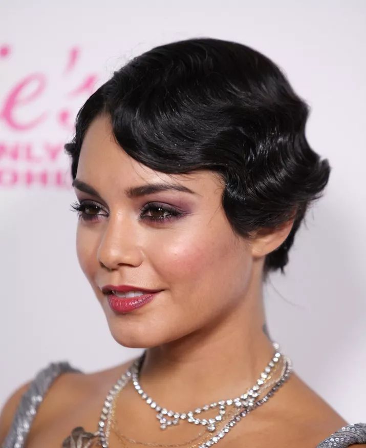 Great Gatsby Hairstyles For Curly Hair, 20s Short Hairstyles, Great Gatsby Hairstyles Short, 1920s Short Hairstyles, 20s Hairstyles Short, Flapper Hair Short, 1920s Womens Hair, 1920s Short Hair, 1920s Hair Short