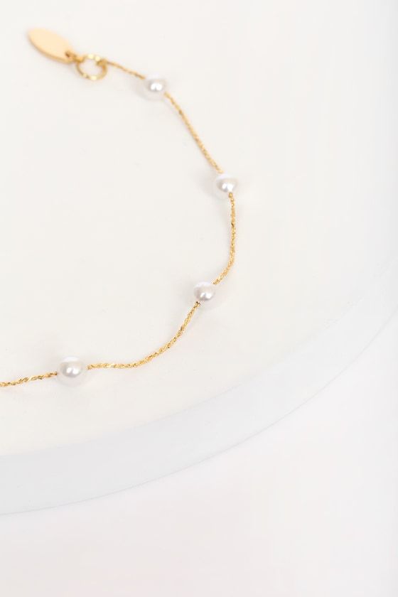 Lulus Exclusive! No matter the day or place, look your absolute best with the Lulus Keep it Stunning 14KT Gold and Pearl Bracelet! This stunning bracelet features a shiny 14KT gold plated chain with circular freshwater pearl beads. Pair with anything from a casual tee to a LBD! Lobster clasp closure. Bracelet measures 8" long. 14KT gold plated brass and freshwater pearl. Imported. Lulus | Keep it Stunning 14KT Gold and Pearl Bracelet. Minimalist Gold Pearl Bracelet With Delicate Chain, Everyday Gold Single Strand Pearl Bracelet, Dainty Gold Bracelets With Pearl Chain, Gold Minimalist Pearl Bracelet With Adjustable Chain, Classic Gold Pearl Bracelet For Everyday, Gold Pearl Bracelet With Chain As Gift, Gold Bracelets With Pearl Chain For Formal Occasions, Everyday Gold Bracelet With Delicate Chain, Gold Bracelet With Pearl Chain For Formal Occasions