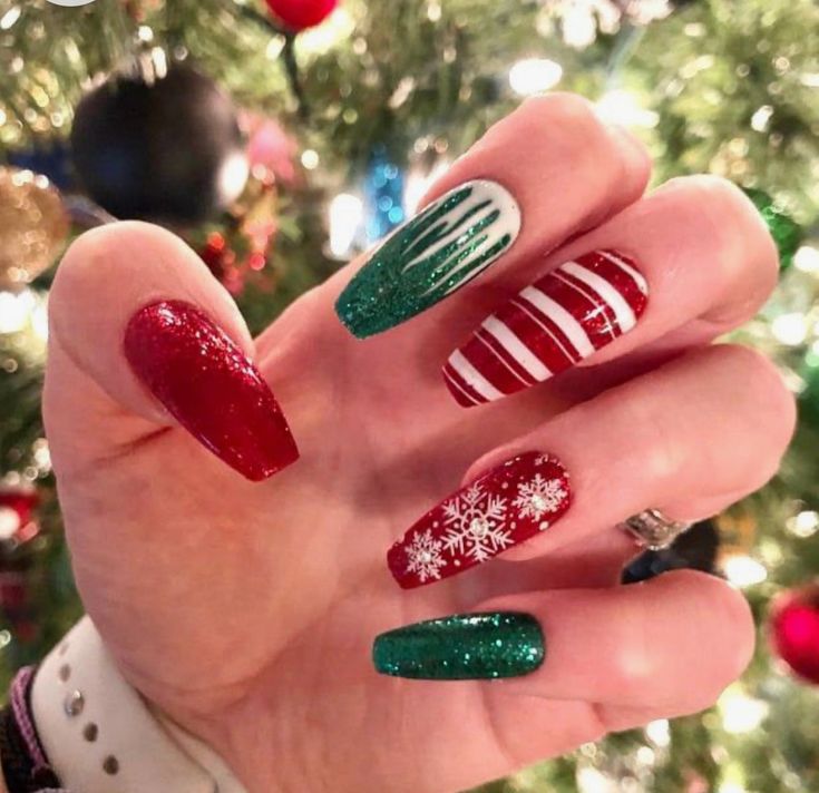 Red Christmas Nails, Festive Nail Art, Holiday Nail Designs, Cute Christmas Nails, Christmas Gel Nails, Acrylic Press On Nails, Pretty Nail Designs, Christmas Nails Acrylic, Winter Nail Designs