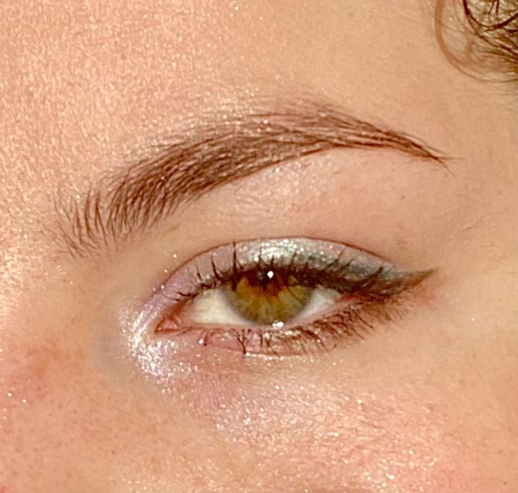 Minimalistic Euphoria inspired makeup. Revlon cream eyeshadow. Subtle Glitter Eye Makeup, Minimal Eyeshadow, Revlon Cream Eyeshadow, White Glitter Eyeshadow, Frosted Eyeshadow, Pearlescent Eyeshadow, Euphoria Inspired Makeup, Simple Eyeshadow Looks, Shimmery Makeup