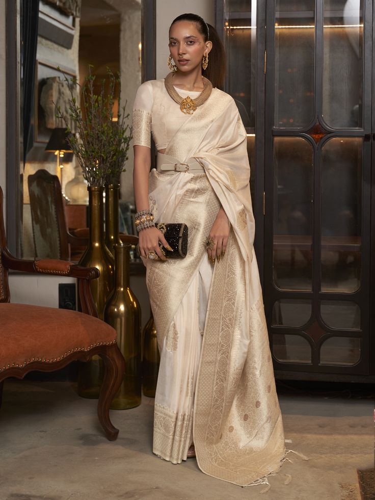 Off-White Wedding Wear Saree Off White Banarasi Saree, White Banarasi Saree, White Silk Saree, Sarees Ideas, Mummy Papa, Off White Saree, Sari Design, Awards Night, White Saree