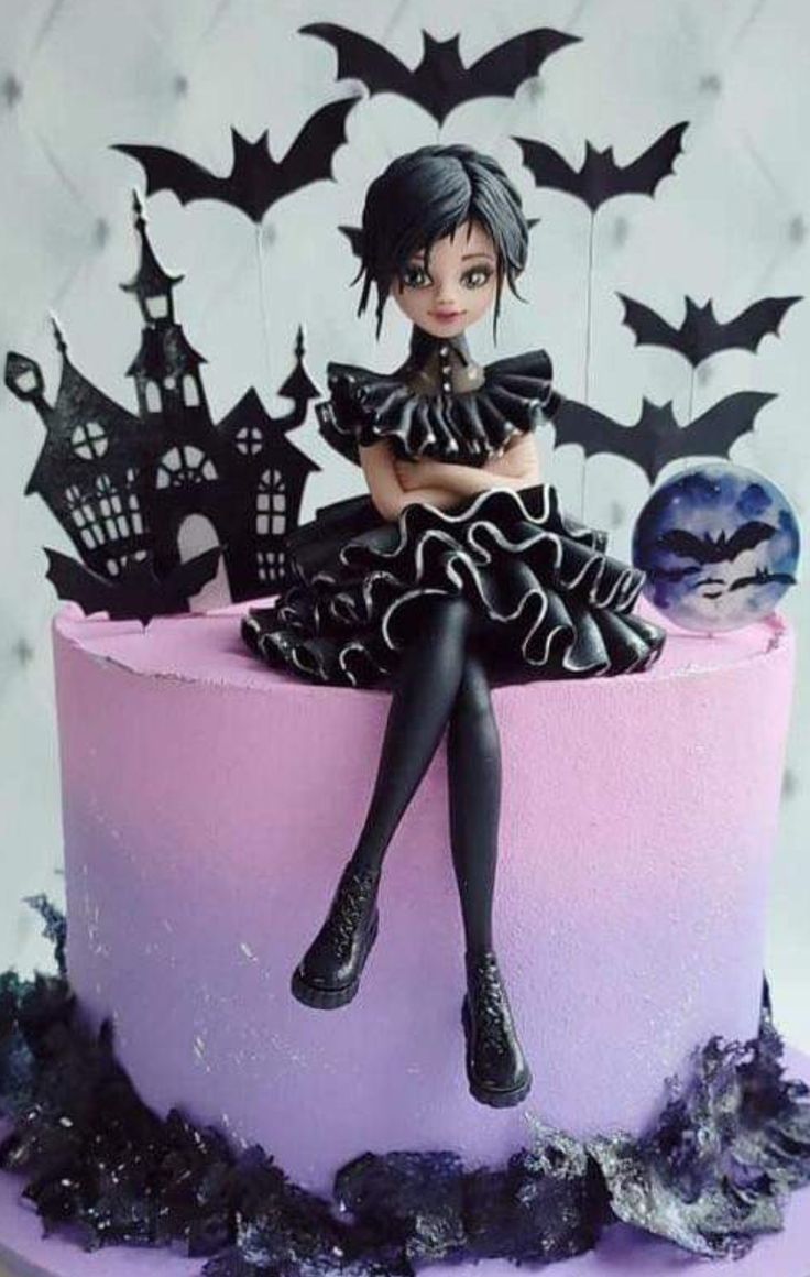 Wednesday Cake Ideas, Wednesday Addams Cake, Wednesday Addams Birthday Party, Addams Family Theme Party, Wednesday Addams Birthday, Barbie Dress Cake, Wednesday Birthday, Scary Cakes, Diy Wedding Cake