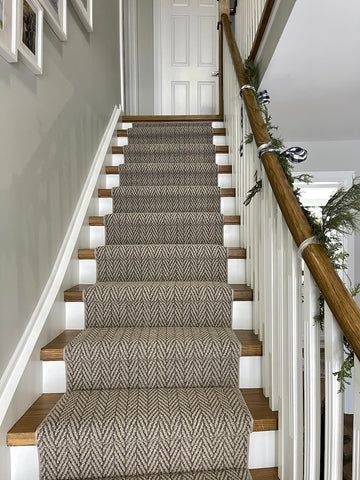 the stairs are lined with carpet and white railings