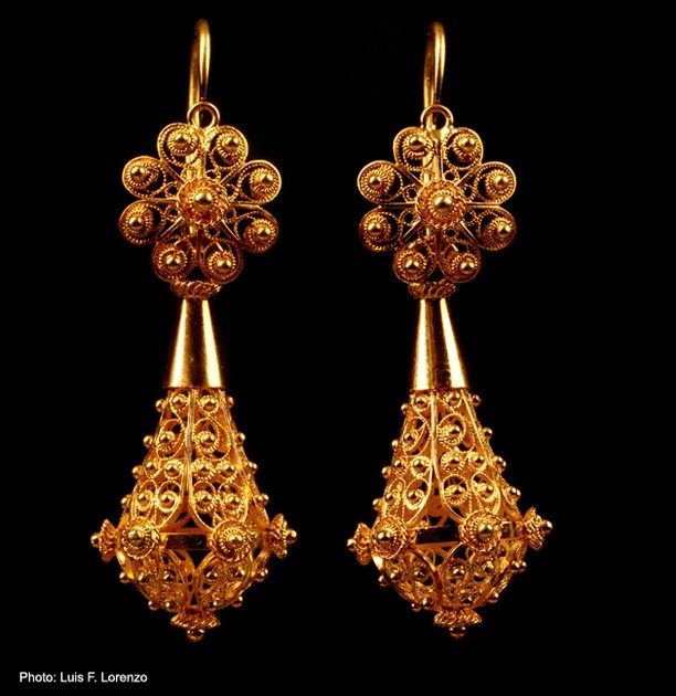 Pear earrings 18k gold Filigree jewel from by FiligranaGallery, $2,000.00 Salamanca Spain, Gold Drop Necklace, Pear Shaped Pendant, Pear Earrings, Filigree Jewelry, 18k Gold Earrings, Coral Earrings, Gold Earrings Designs, Gold Filigree