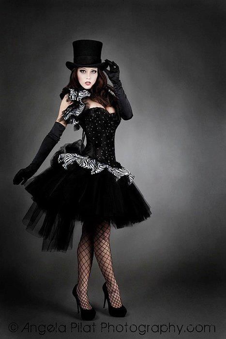 Hello there, ladies of black. Such a pleasure to see you here. My name is Evelynn and I would like... Steampunk Mode, Moda Steampunk, Mode Steampunk, Dark Circus, Victorian Goth, Victorian Steampunk, Gothic Steampunk, Steampunk Costume, Steampunk Clothing