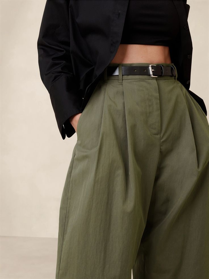 Avila Barrel-Leg Pant | Banana Republic Utility Pants Outfit, High Waisted Slacks, Vintage Trousers, Pleated Pants, Work Attire, High Waisted Trousers, Clothing Ideas, Petite Size, Thyme