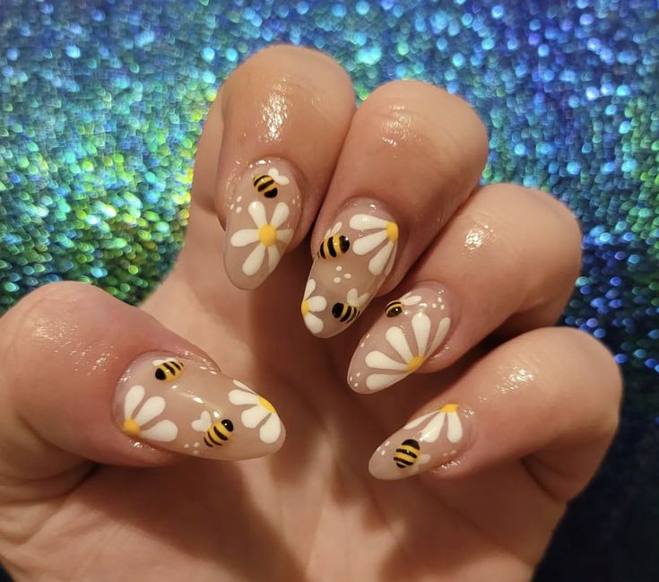 Spring Nails Bumble Bees, Bumble Bee Nail Art Ideas, Honeycomb Nails Acrylic, Yellow Nails With Bees, Nails Bumble Bee, Yellow Bumble Bee Nails, Honey Bee Nails Acrylic, Bumblebee Nail Designs, Bee Theme Nails