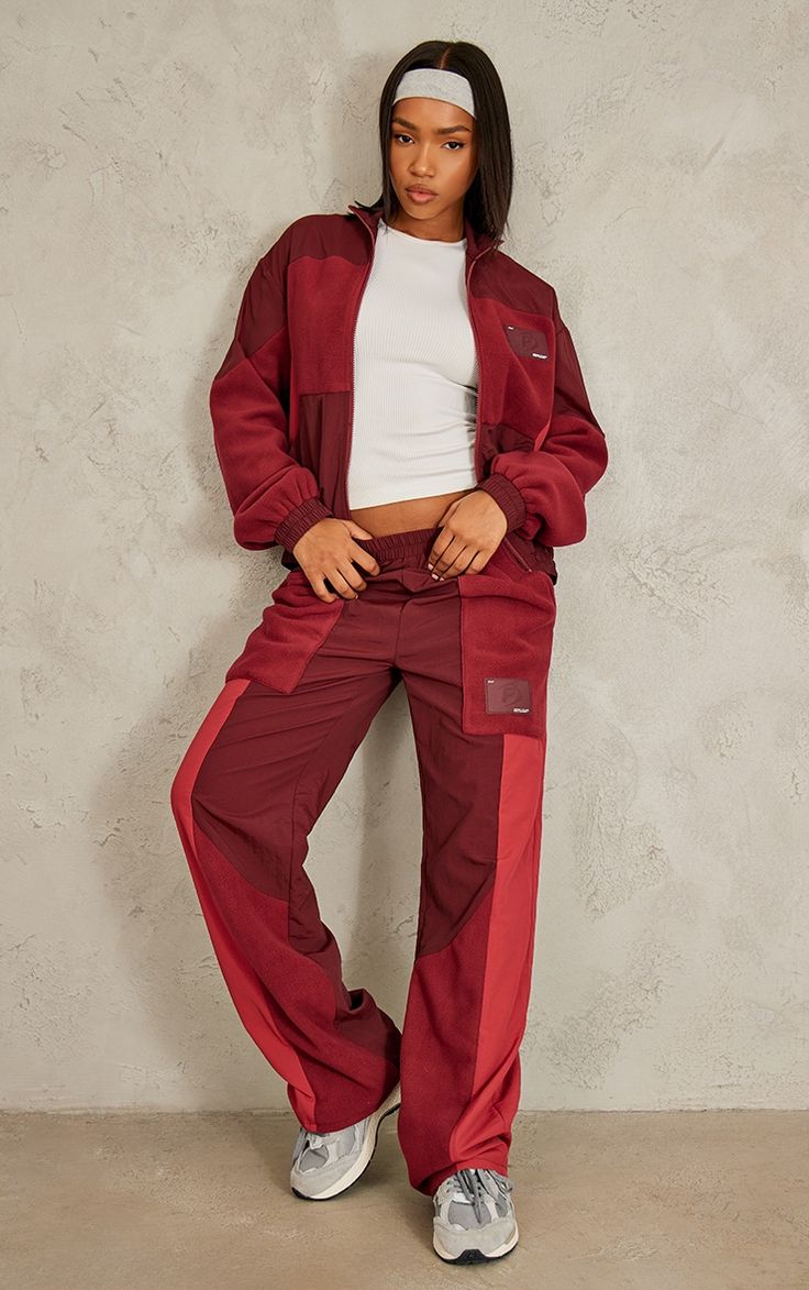 Add some of this seasons must-have hues into your off-duty wardrobe with these cherry red fleece contrast panel straight leg sweatpants. These sweatpants are brought to you in an cherry red fleece material with a contrasting panel and a straight leg fit, what's not to love These sweatpants are sure to be your new got-to doll. Complete the look by styling these with the matching Sweatshirt, box-fresh kicks and accessories for a fresh new vibe.   Length approx 80cm/31.5 (Based on a sample size S) Plus Size Corset Dress, Plus Size Corset Tops, Straight Leg Joggers, Straight Leg Sweatpants, Two Piece Dress Casual, Two Piece Set Pants, Trendy Christmas Outfits, Working Out Outfits, Festival Skirts