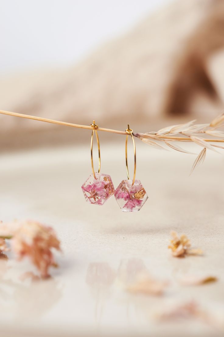 Make a statement with these 24k gold-plated sterling silver hoop earrings with real flowers. Perfect for any occasion, these real flower earrings have been preserved to maintain their beauty forever. Whether it's a special anniversary or just a regular day, add a touch of elegance to your look with these unique earrings. Find it on Etsy UK and make a purchase today! Minimal Jewelry Photography, Real Flower Jewellery, Jewellery Photography, Jewelry Photography Styling, Jewelry Photoshoot, Real Flower Jewelry, Minimal Jewelry, Nature Inspired Jewelry, Jewelry Photography