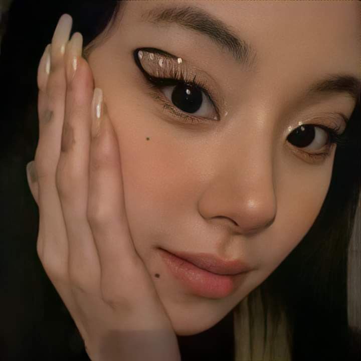 Idol Nails, Lonely Girl, Twice Chaeyoung, Chaeyoung Twice, Girls In Love, Girl Icons, Makeup Inspo, Nostril Hoop Ring, Maquillaje De Ojos