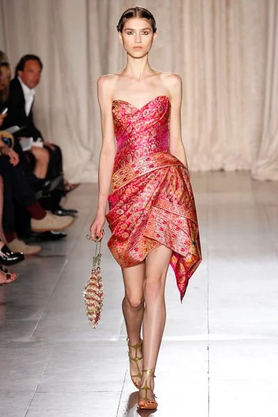 Marchesa Spring 2013 Ready-to-Wear Collection - Vogue Marchesa Spring, Indian Sari Dress, Kaftan Designs, Sari Dress, Atelier Versace, Indian Sari, Saree Dress, Marchesa, Elie Saab