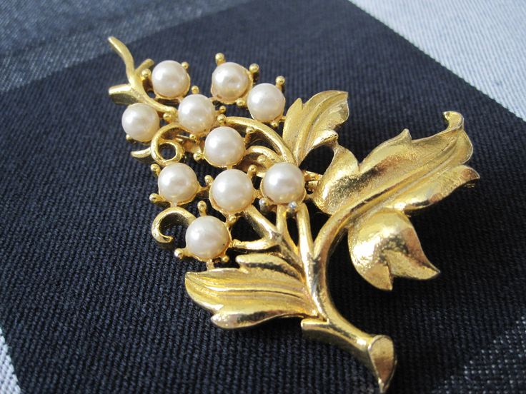 PEARL & GOLD LEAF Brooch Lovely mass of pearls on a natural gold leaf brooch. Measures 2.25 inches by 1.75 inches and is heavy with beautiful faux pearls, All pearls original,accounted for and luminous! Perfect for gift giving or for your own collection. Vintage Pearl Gold Brooches, Vintage Gold Pearl Brooches, Gold Pearl Brooches For Wedding, Formal Gold Pearl Brooches, Wedding Brooches, Vero Beach Fl, Wedding Brooch, Leaf Brooch, Natural Gold