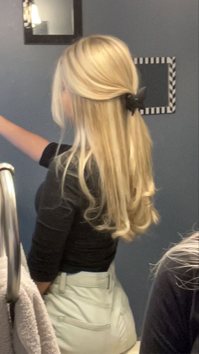 blonde hair pulled back into a clip Pretty Blonde Hairstyles, Blonde Hair Color Ideas Long Hair, Romantic Blonde Hair, Long Hair Styles Blonde, Light Blonde Long Hair, Blonde Girl Hairstyles, Blonde Hair Inspo Pics, Blonde Coquette Girl, Blonde Haired Girl Aesthetic