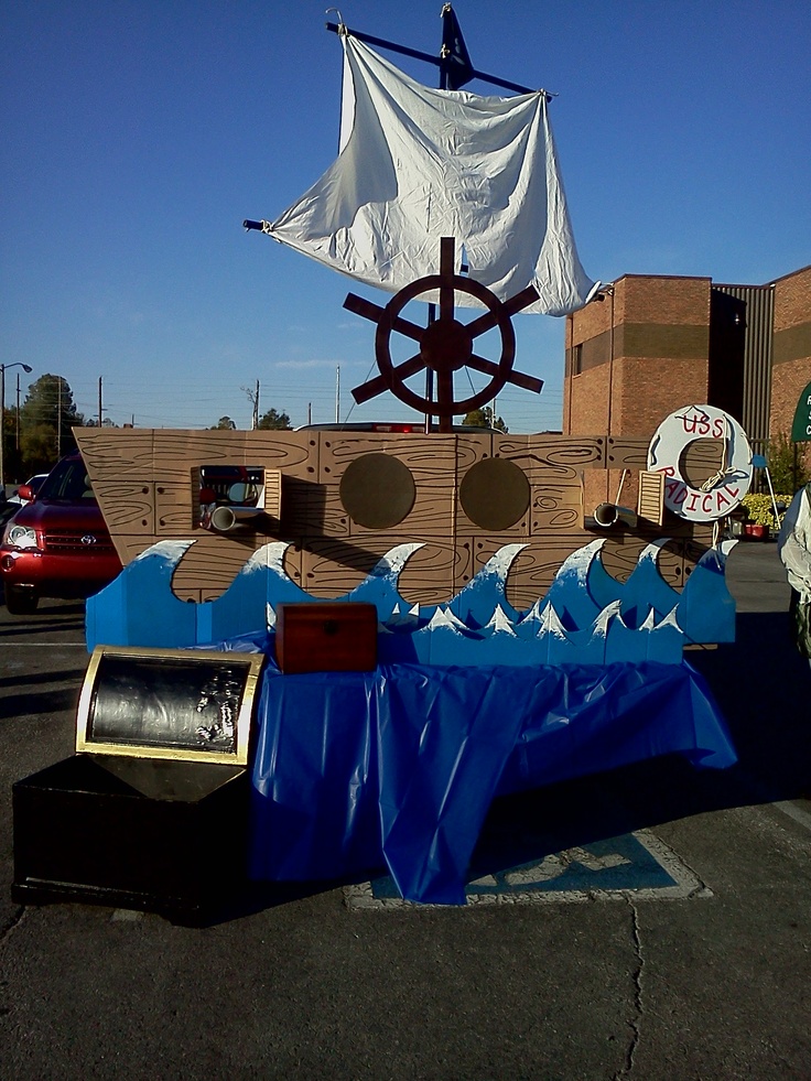 there is a boat on display in the parking lot with other boats and decorations around it